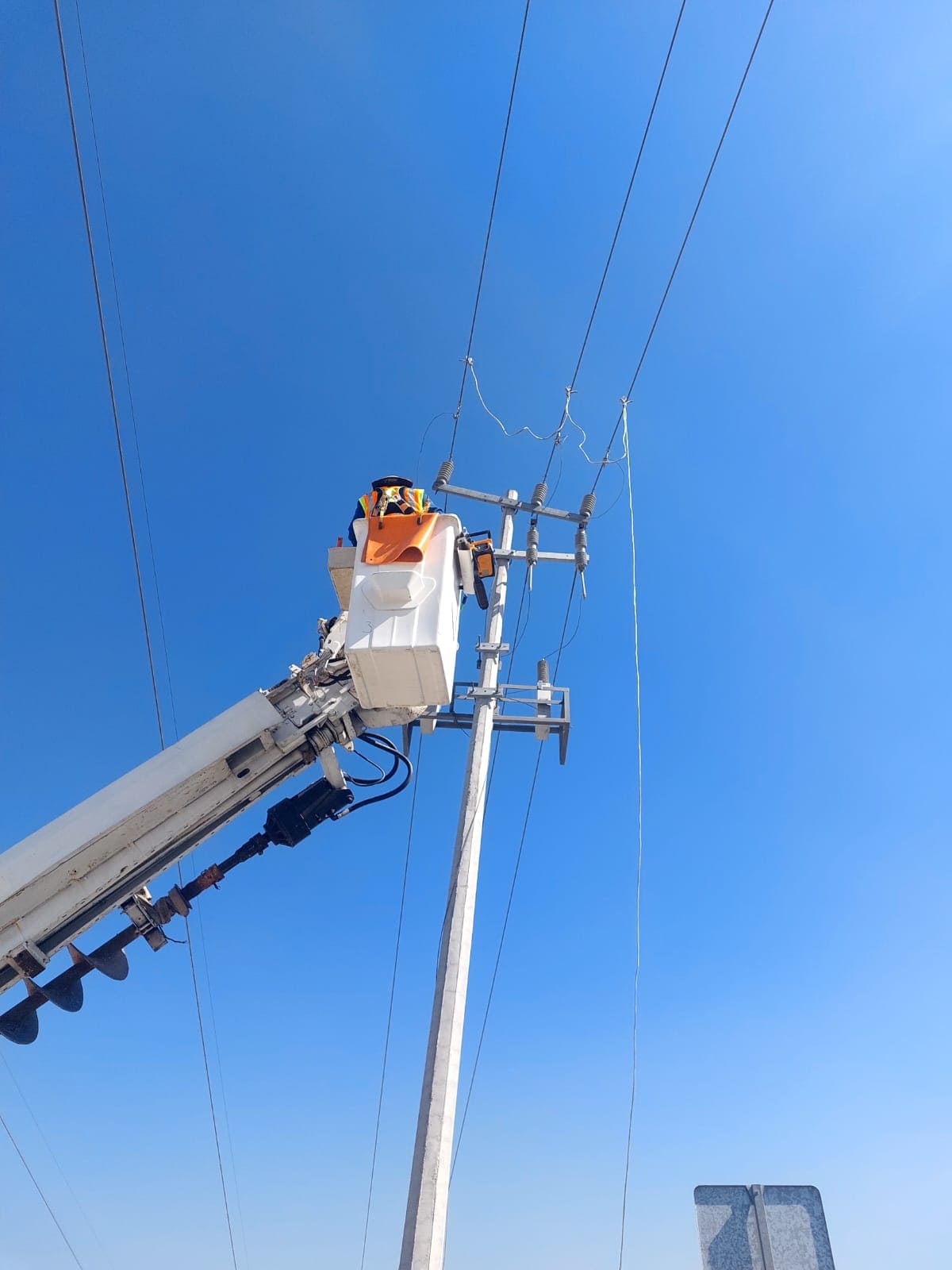 Ingenieros evaluando instalación eléctrica industrial en campo