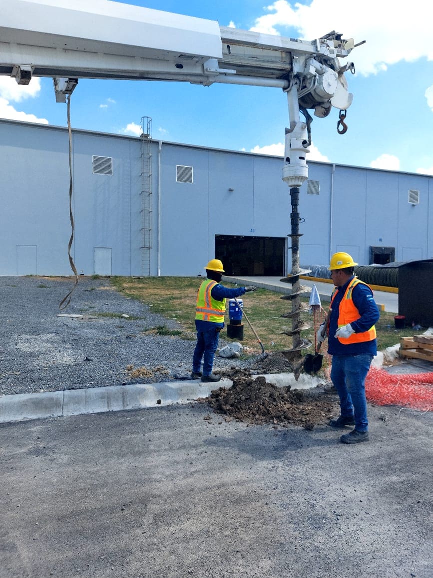 Ingenieros diseñando planos eléctricos en oficina