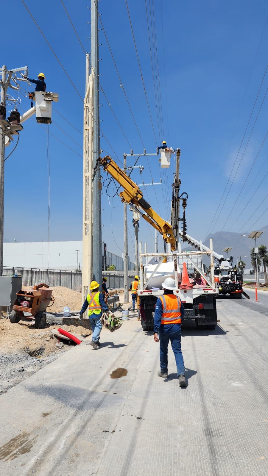 Cuadrilla instalando equipos en subestación eléctrica industrial