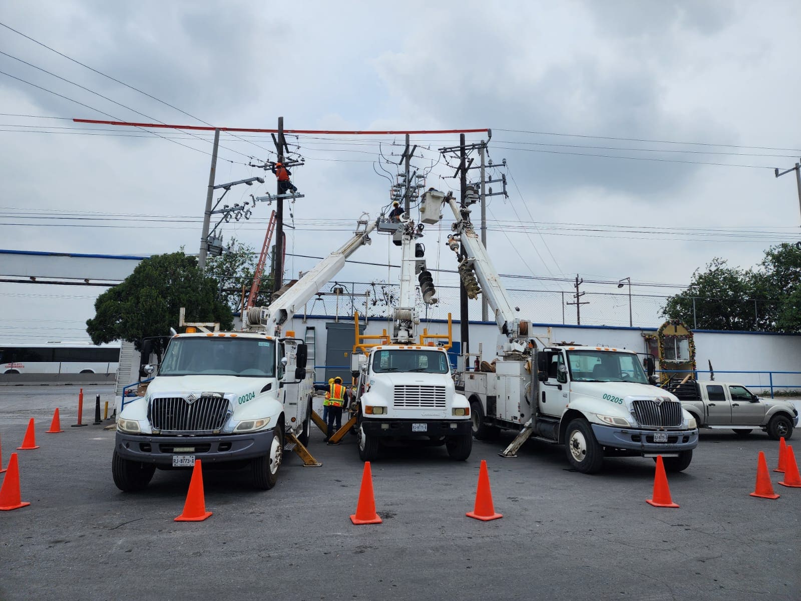 Equipo CENSA revisando instalación eléctrica industrial en campo