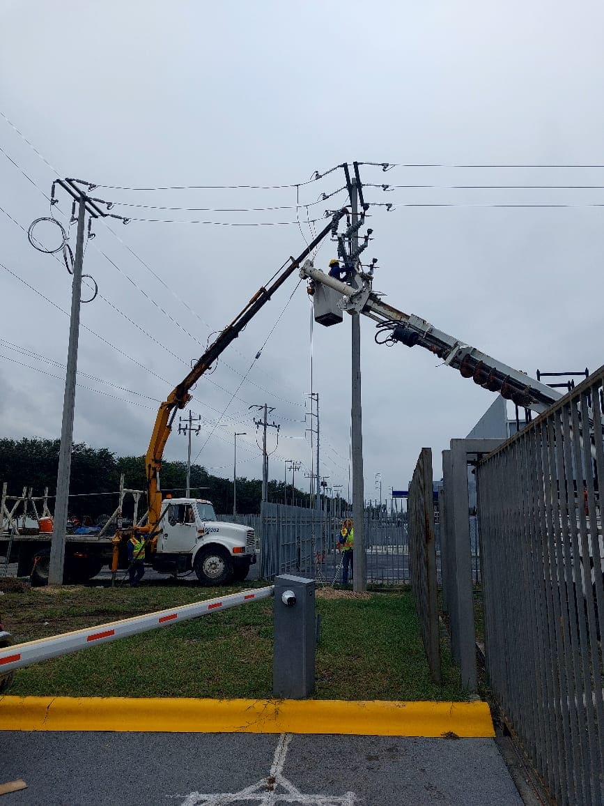 Técnicos CENSA realizando mantenimiento preventivo en planta industrial
